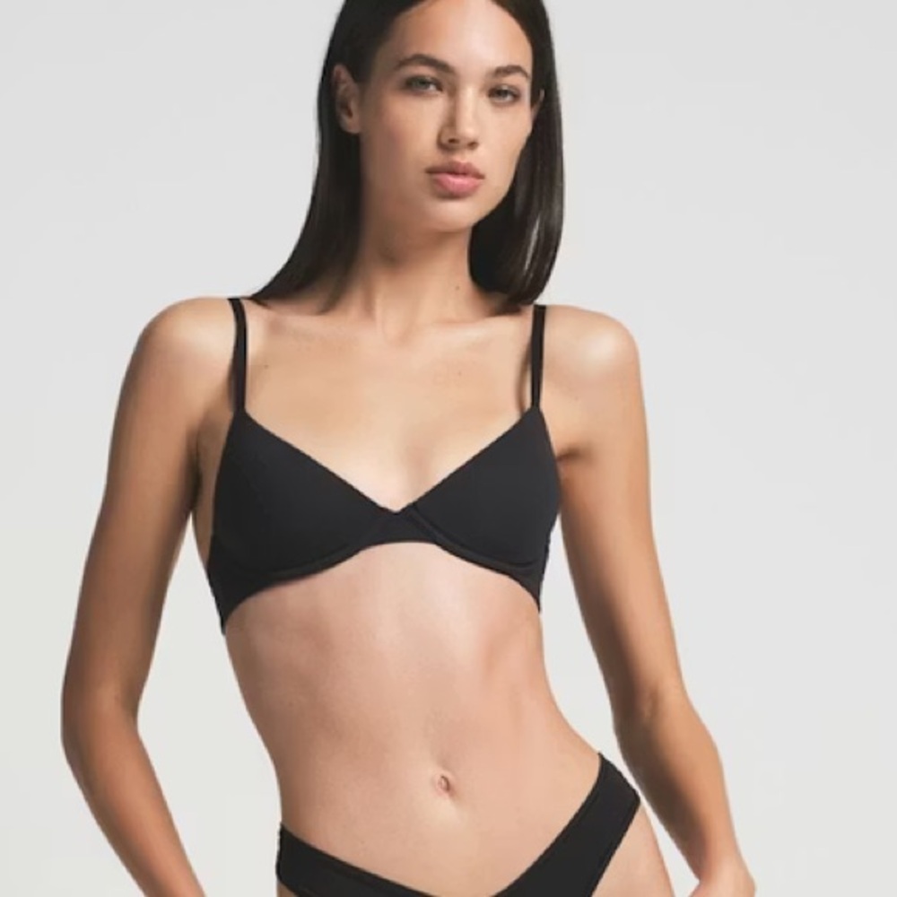 NWT Skims Fits Everybody Scoop Plunge Bra